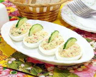 Яйца фаршированные крабовыми палочками