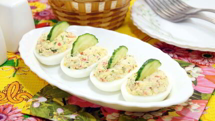 Яйца фаршированные крабовыми палочками