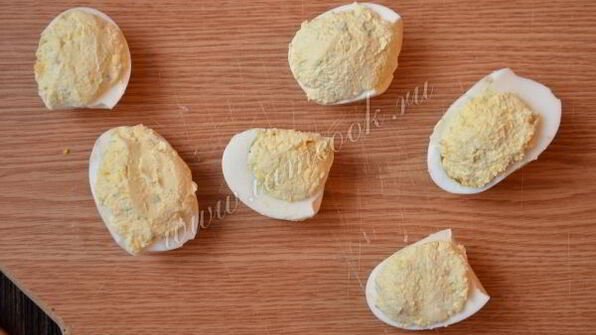 яйца фаршированные красной икрой