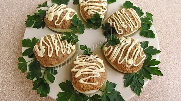 яйца, фаршированные куриной печенью