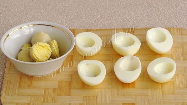 яйца, фаршированные куриной печенью