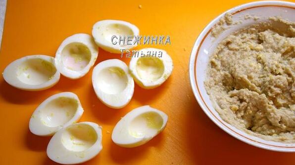 яйца, фаршированные рубленой сельдью