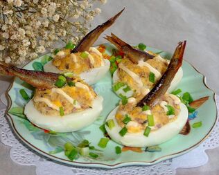 Яйца фаршированные шпротами