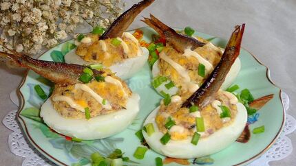 Яйца фаршированные шпротами