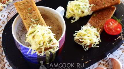 Чесночные гренки из черного хлеба