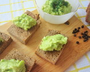 Гренки с паштетом из авокадо