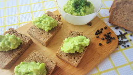 Гренки с паштетом из авокадо