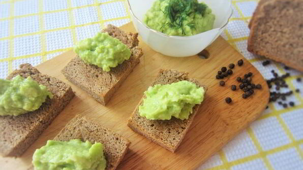 гренки с паштетом из авокадо