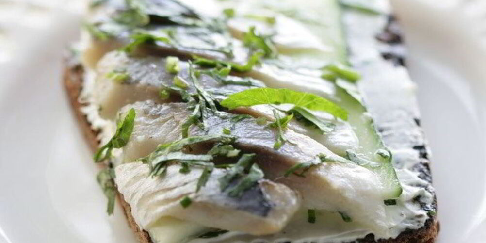 Рецепт гренков с селедочным маслом