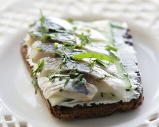 Гренки с селедочным маслом