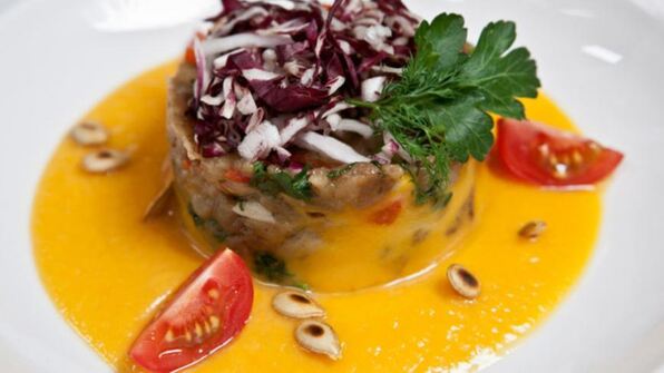 баклажанная икра на тыквенном пюре