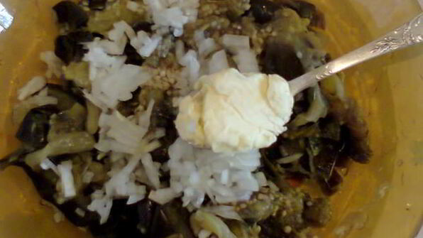 икра баклажанная со сливочным маслом