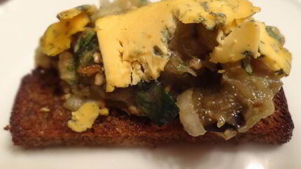 Средиземноморская баклажанная икра с сыром на тостах из черного хлеба