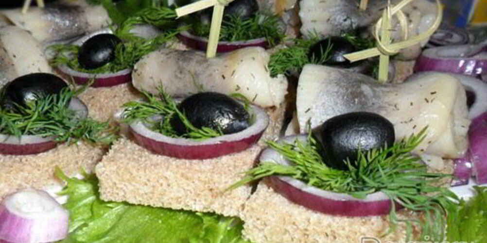 Рецепт бутербродов-канапе с селедкой