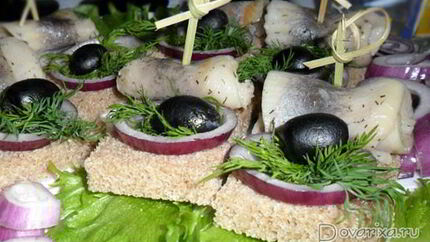 Бутерброды-канапе с селедкой