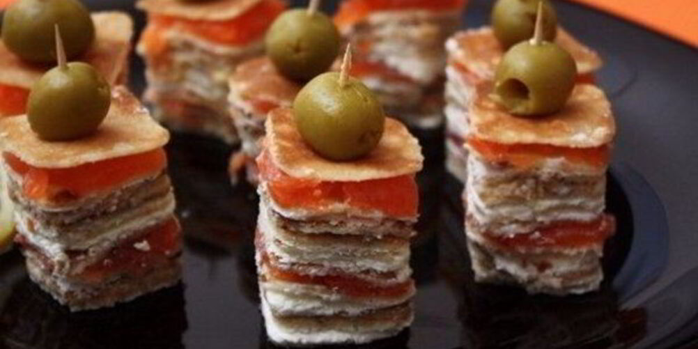 Рецепт канапе из блинов с лососем на шпажках