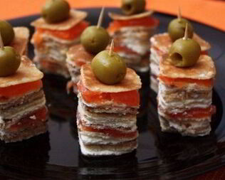 Канапе из блинов с лососем на шпажках