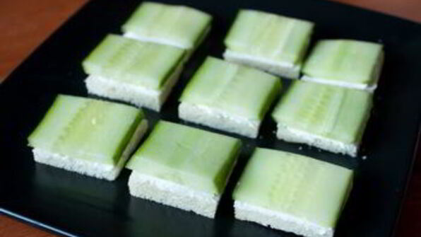 канапе из креветок и огурца на тостах