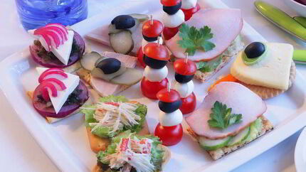 Канапе из моцареллы и помидоров черри