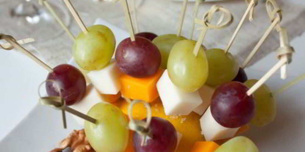 Рецепт канапе из сырного ассорти и фруктов