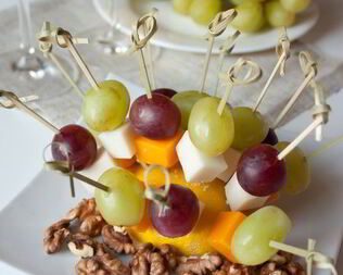 Канапе из сырного ассорти и фруктов