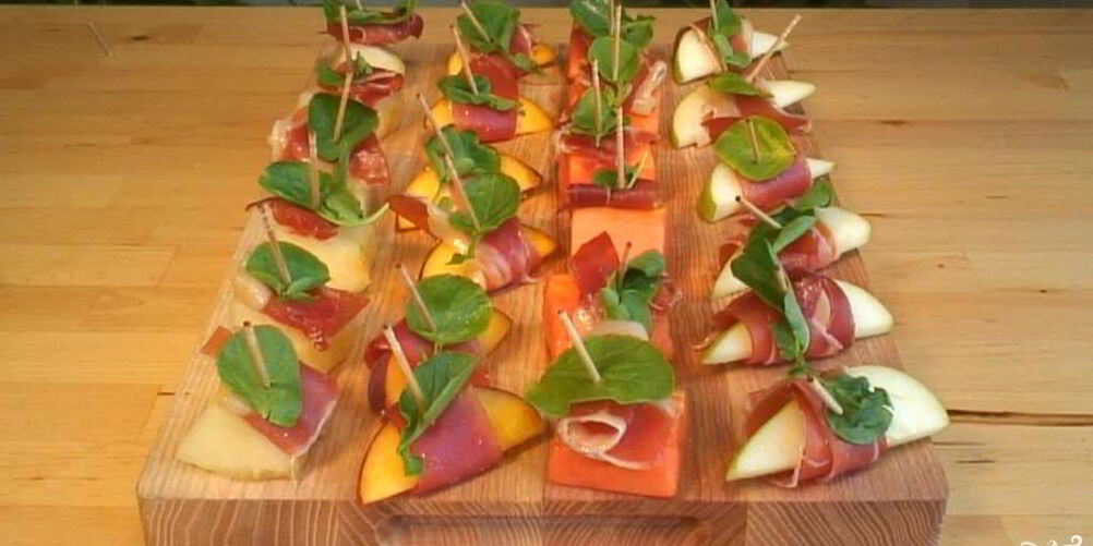 Рецепт канапе с фруктами и прошутто