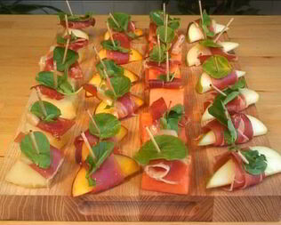 Канапе с фруктами и прошутто