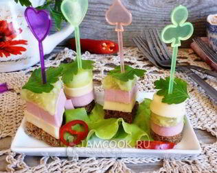 Канапе с колбасой и сыром