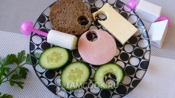 канапе с колбасой и сыром