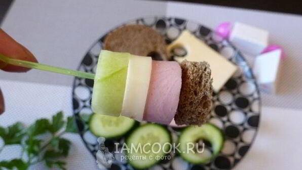 канапе с колбасой и сыром