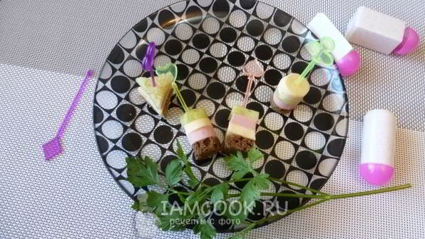 канапе с колбасой и сыром