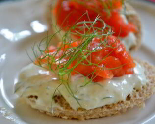 Канапе с копченой семгой и с хреновым кремом