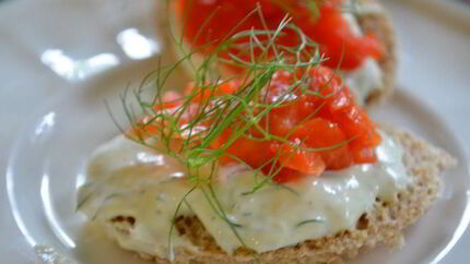 Канапе с копченой семгой и с хреновым кремом