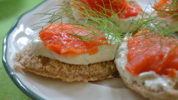 канапе с копченой семгой и с хреновым кремом