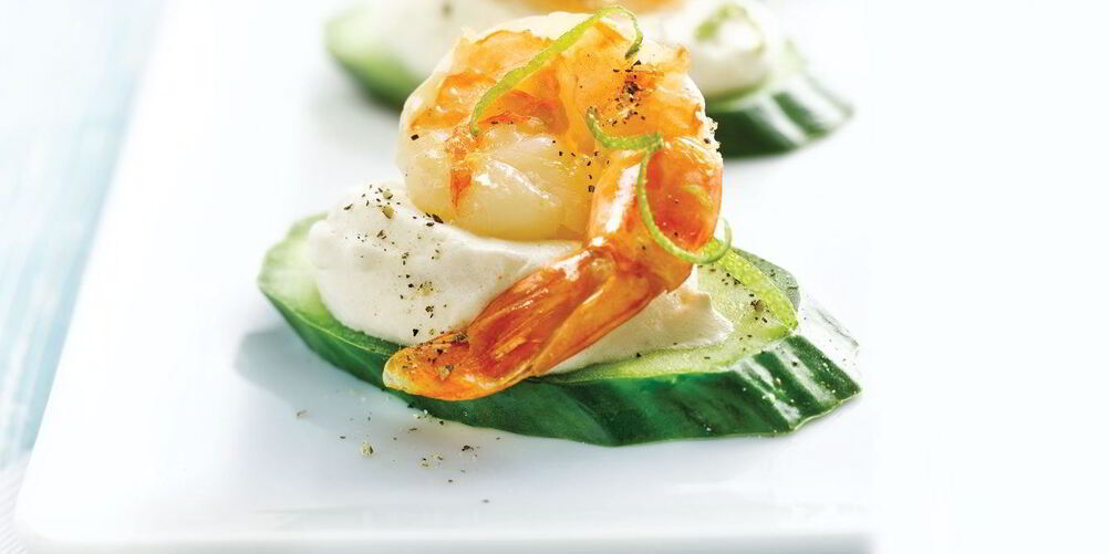 Рецепт канапе с креветками и огурцом