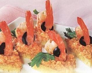 Канапе с креветками на шпажках