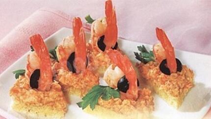 Канапе с креветками на шпажках