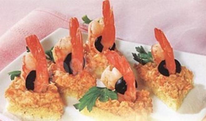 Канапе с креветками на шпажках