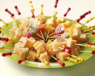 Канапе с мармеладом и сыром