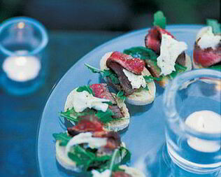 Канапе с моцареллой и ростбифом