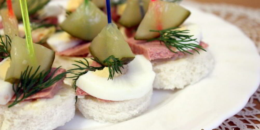 Рецепт канапе с паштетом и яйцом