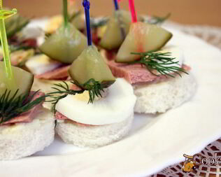 Канапе с паштетом и яйцом