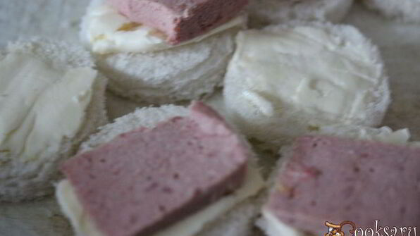 канапе с паштетом и яйцом