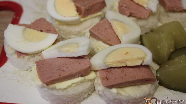 канапе с паштетом и яйцом