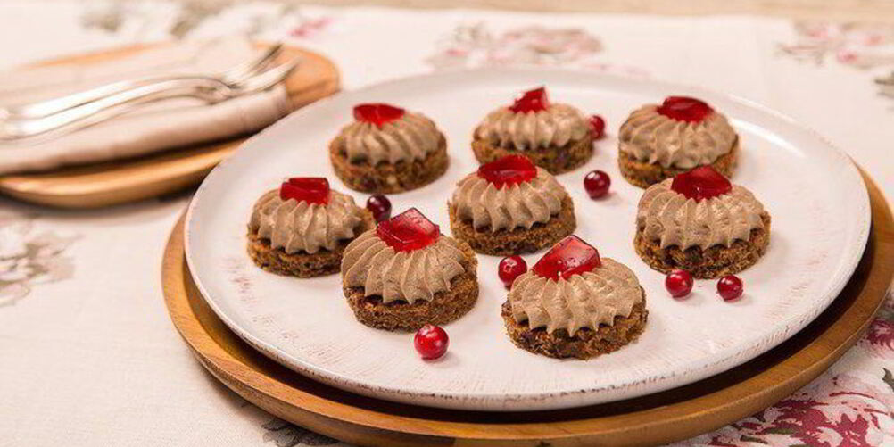 Рецепт канапе с паштетом из куриной печени и клюквенным желе