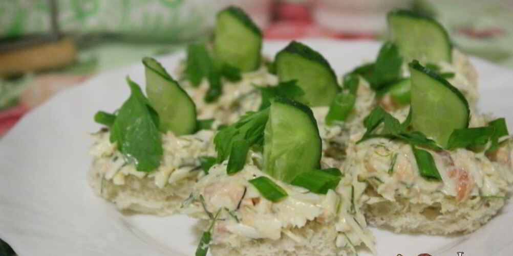 Рецепт канапе с плавленным сырком и форелью