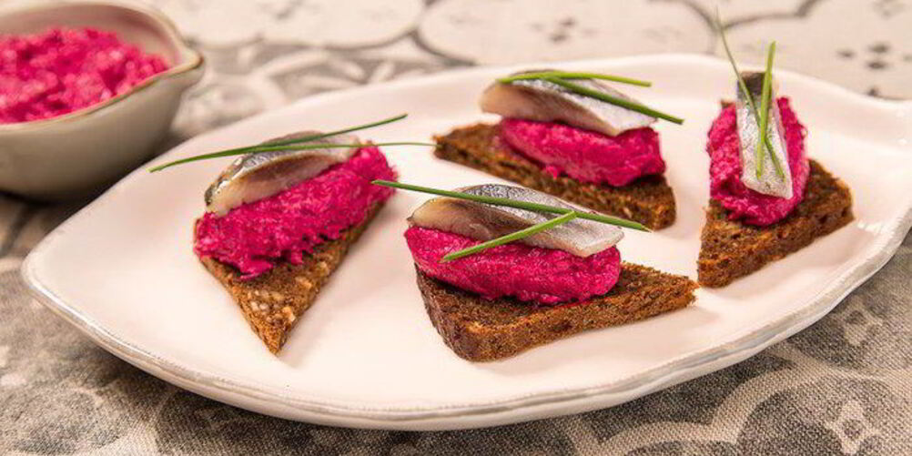 Рецепт канапе с сельдью и свекольно-творожным муссом