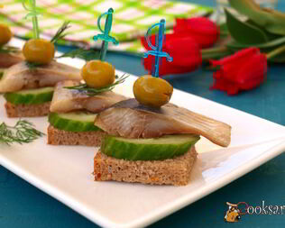 Канапе с сельдью и свежим огурцом
