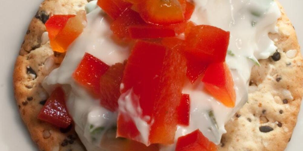 Рецепт канапе с сырной массой и сладким перцем