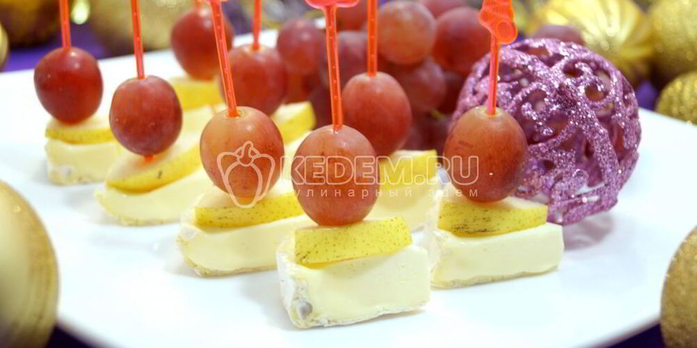 Рецепт канапе с сыром и виноградом